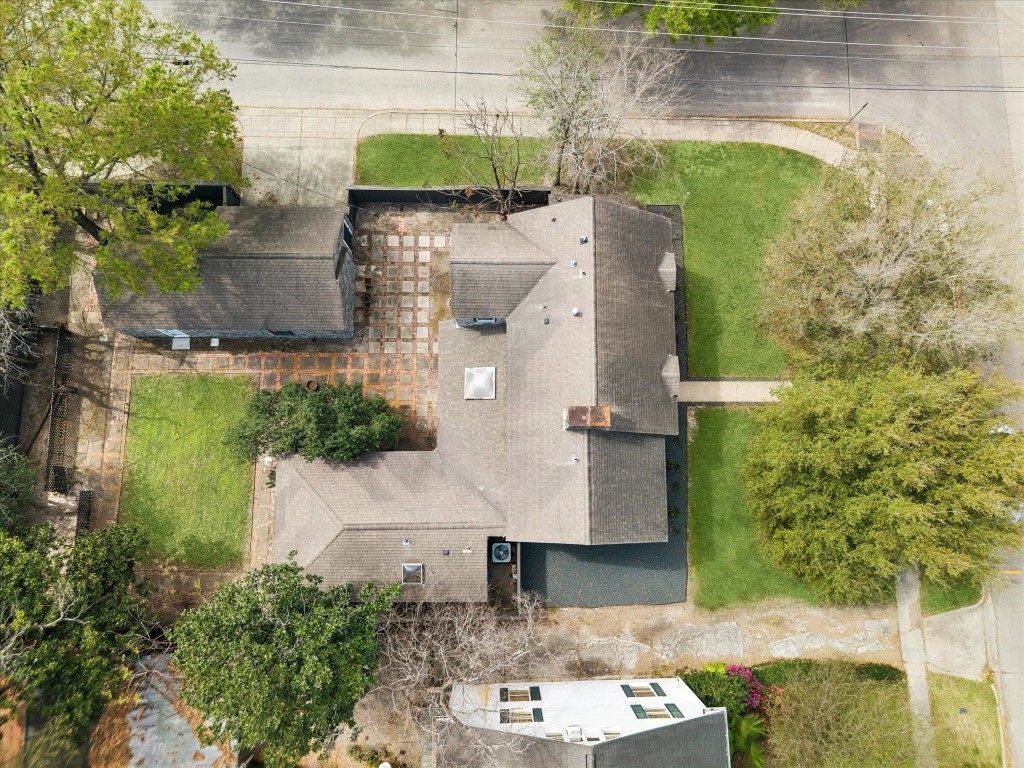 3071 Locke Lane Houston, TX 77019 - Photo 40 of 44 An exceptional corner lot in River Oaks, offering generous space for outdoor living, entertaining, and the opportunity to build your dream home. Aerial views showcase the home’s layout and its proximity to premier dining, shopping, and parks.