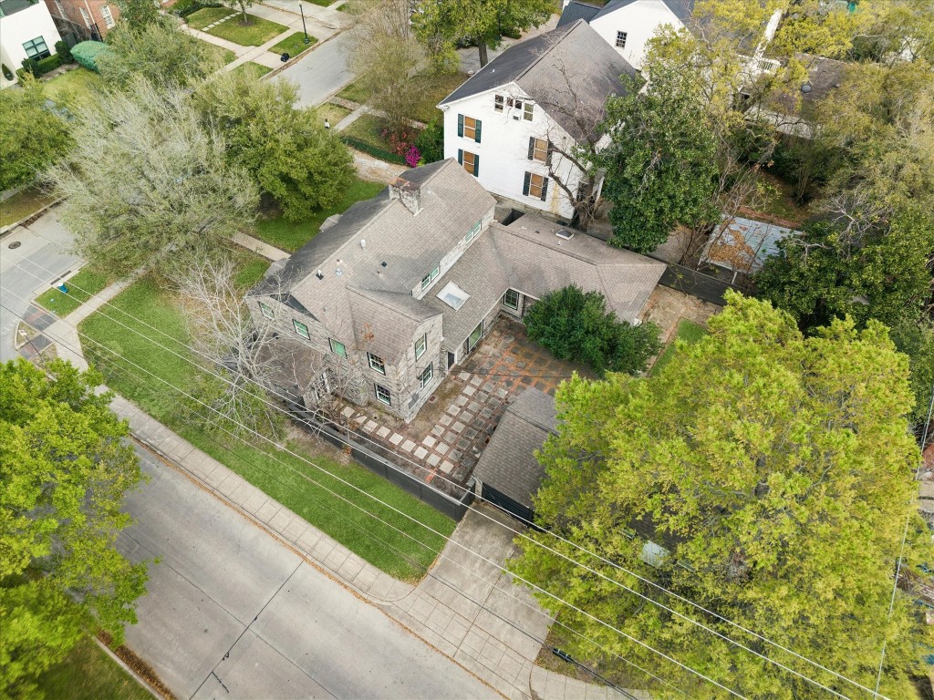 3071 Locke Lane Houston, TX 77019 - Photo 43 of 44 Showcasing the home’s prime corner location at Locke Lane and Bellmead, this view captures the property’s curb appeal and easy access to one of River Oaks’s most desirable streets.
