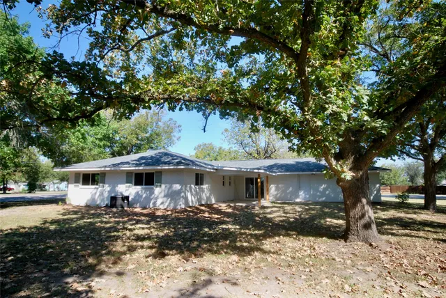$359,000 | 316 North Penn Street, Flatonia, TX 78941