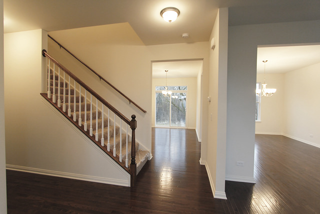 899 Oak Ridge Boulevard Elgin, IL 60120 - Photo 2 of 24