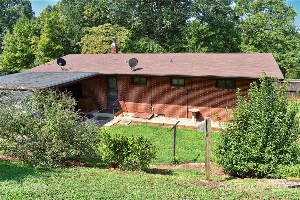 700 Mountain Creek Road Albemarle, NC 28001 - Photo 3 of 48 a backyard of a house with table and chairs