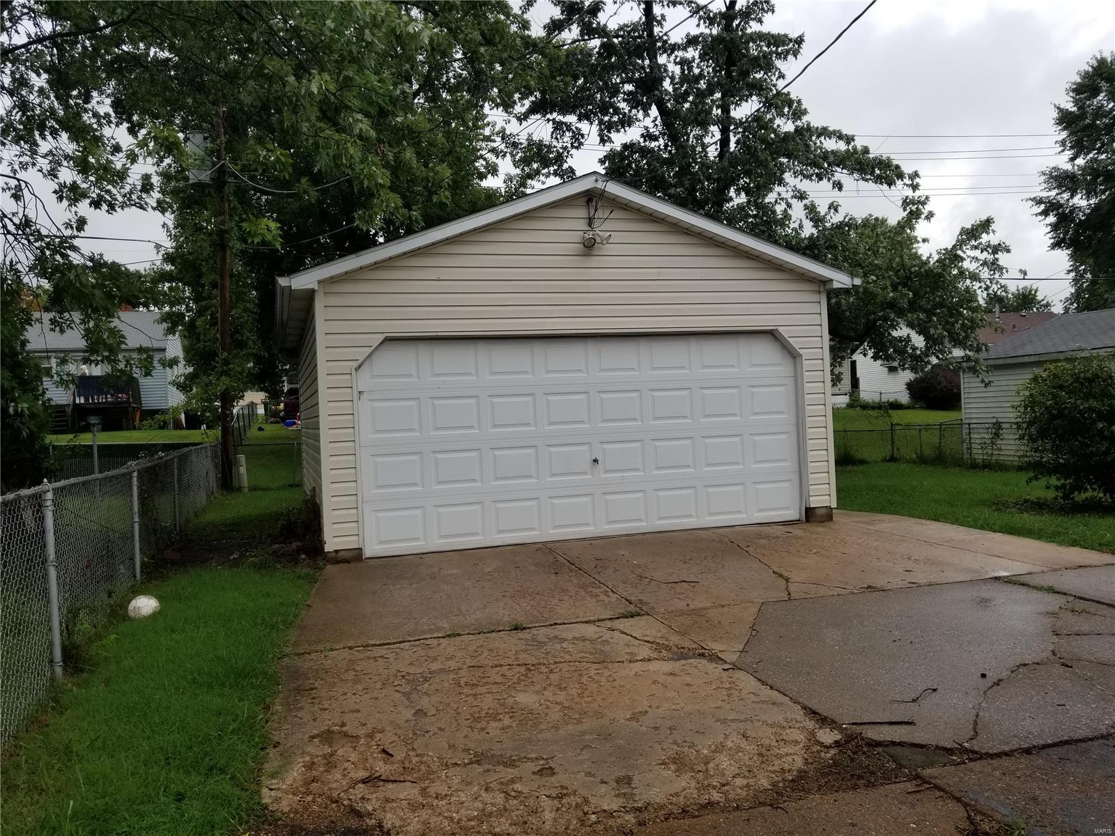 429 Midlothian Road St. Louis, MO 63137 - Photo 2 of 21
