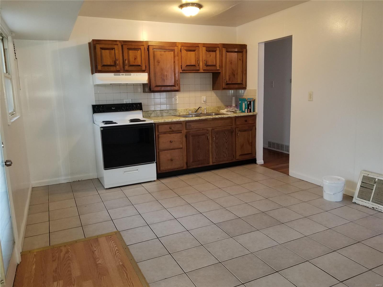 429 Midlothian Road St. Louis, MO 63137 - Photo 4 of 21