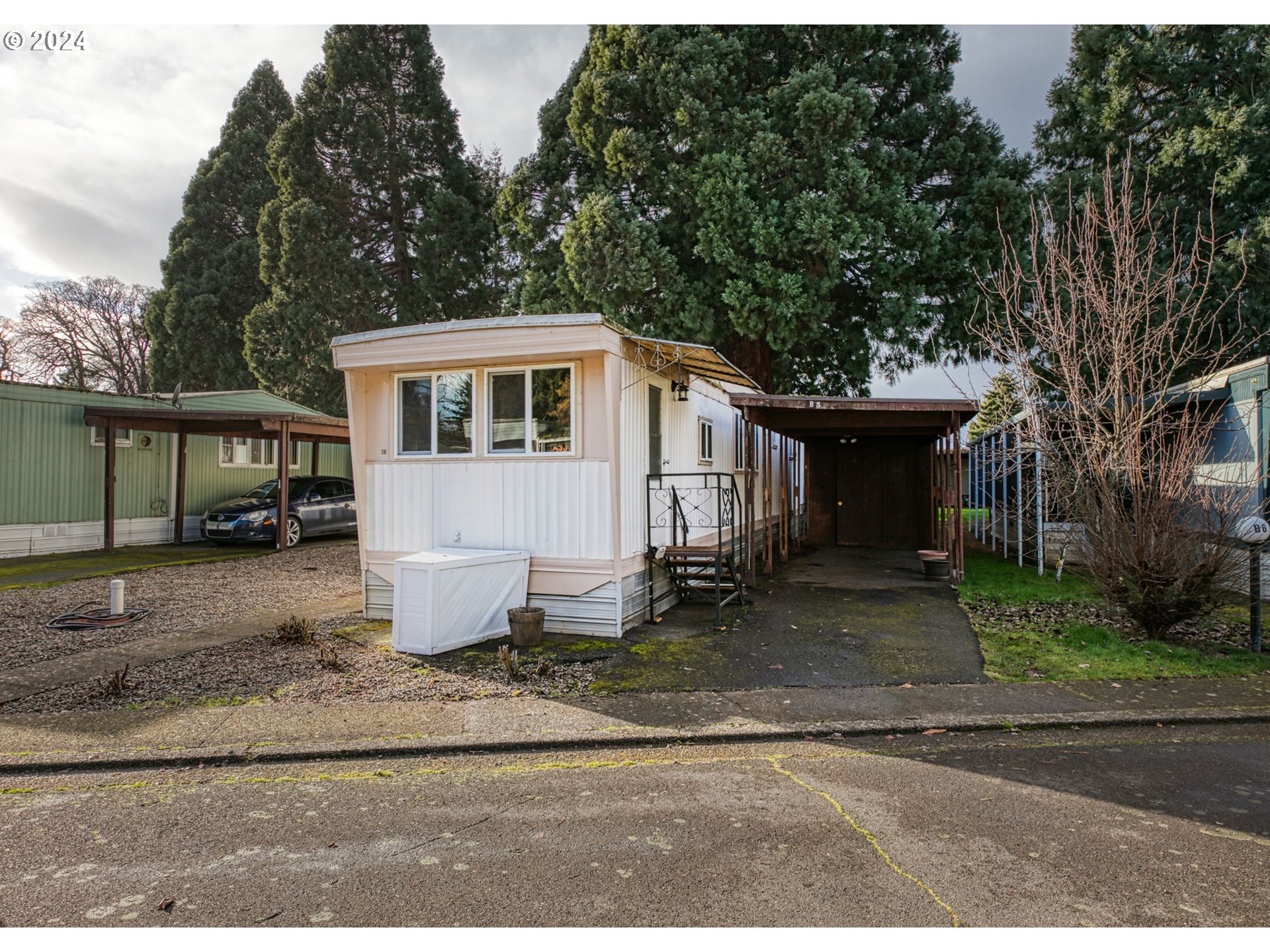 1625 Henderson Avenue Eugene, OR 97403 - Photo 2 of 20 a front view of a house with a yard