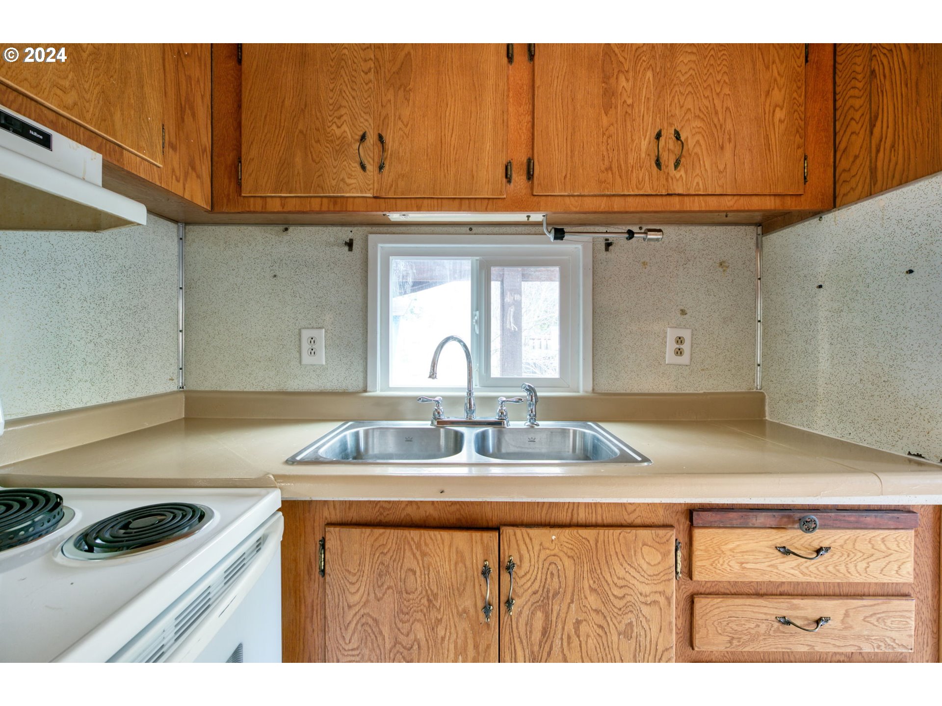 1625 Henderson Avenue Eugene, OR 97403 - Photo 8 of 20 a kitchen with granite countertop a sink and cabinets
