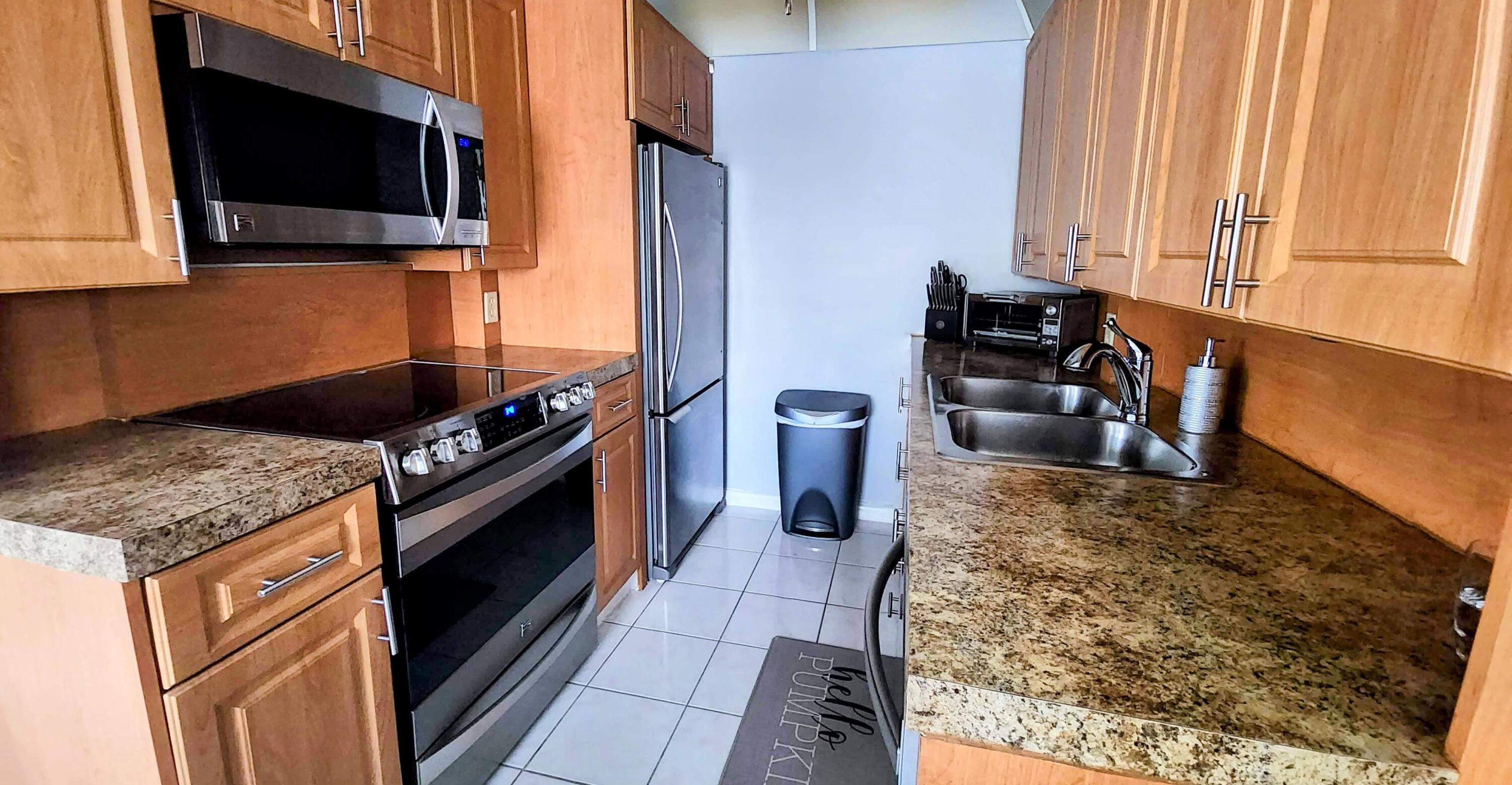 2059 Guildford East Boca Raton, FL 33434 - Photo 8 of 38 20231130_155043-EDIT2