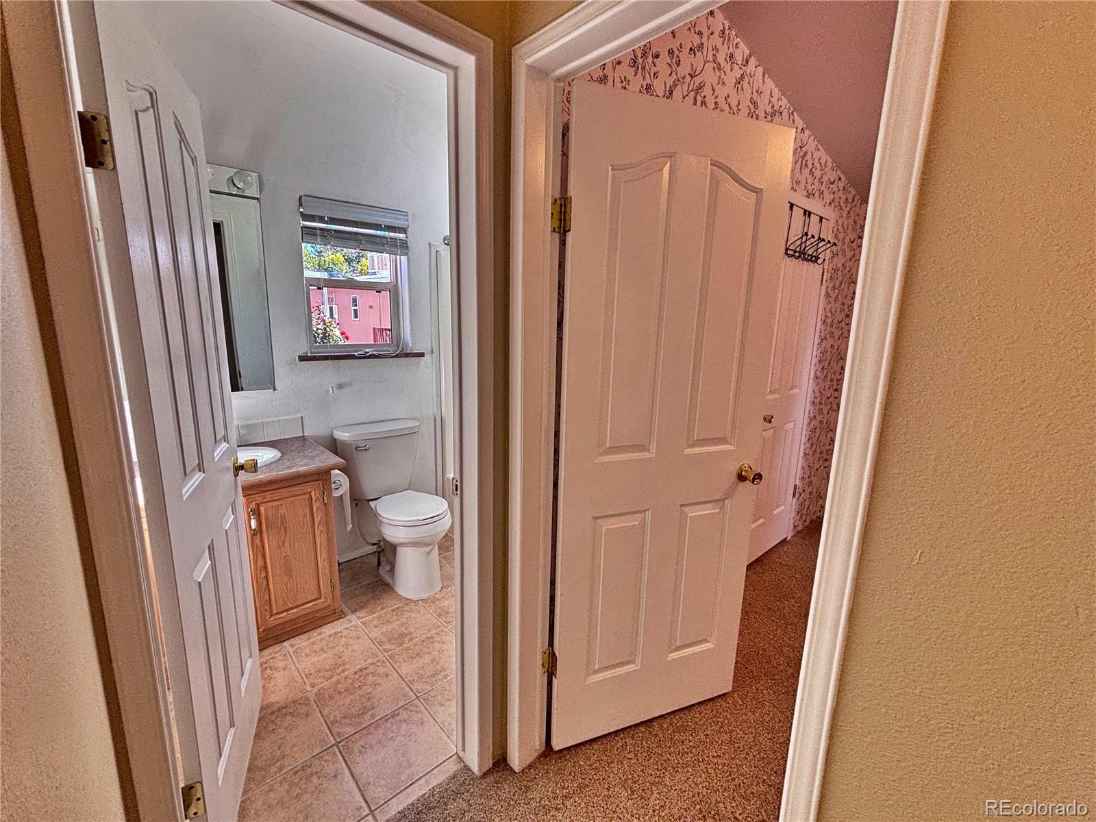 712 Meadowlark Drive Lafayette, CO 80026 - Photo 35 of 40 a bathroom with a toilet sink and tub