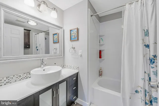 $3,700 | 12918 Framingham Court, Herndon, VA 20171