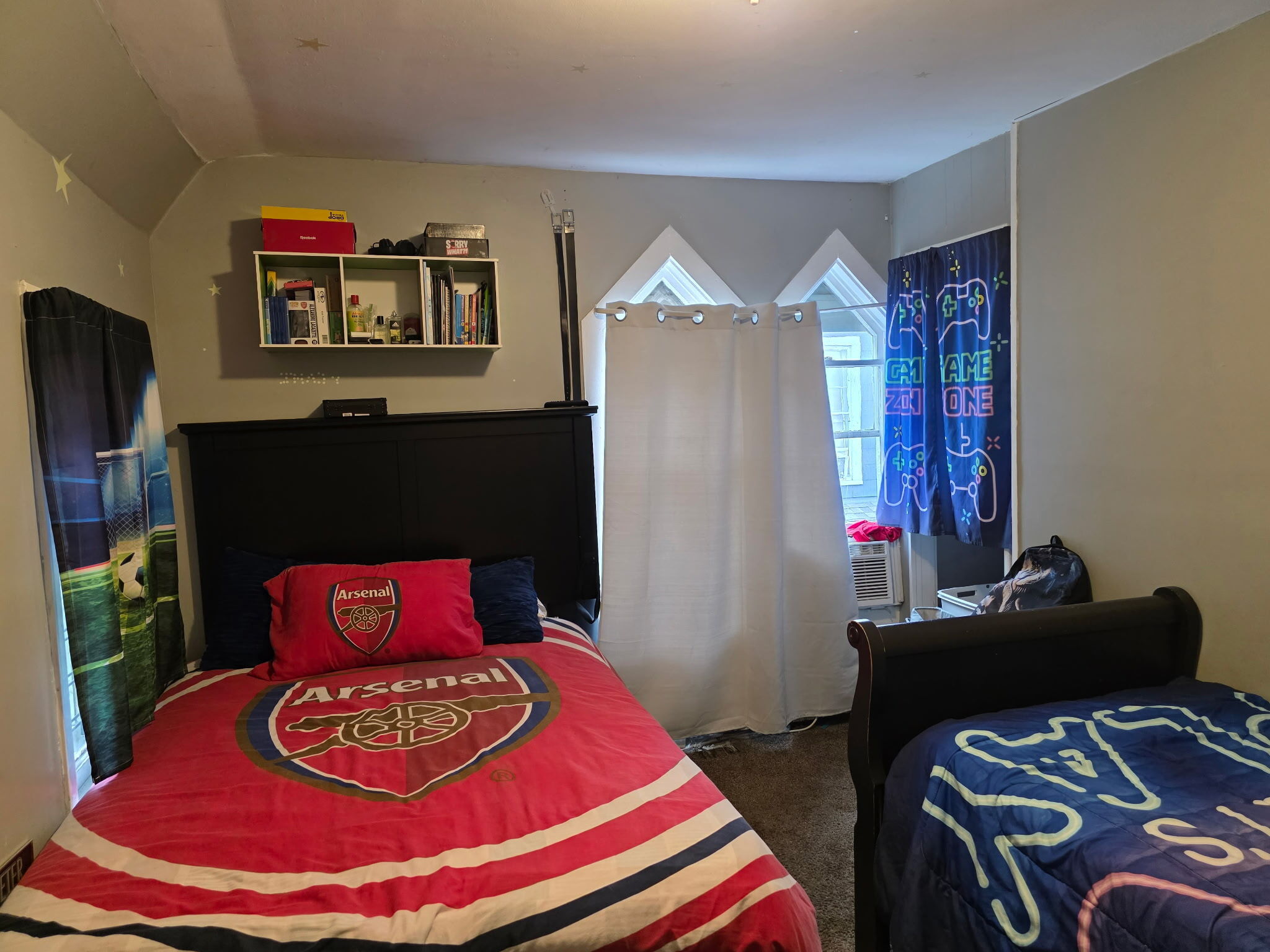 274 Park Street Bridgeport, CT 06608 - Photo 2 of 28 a living room with furniture and a mirror