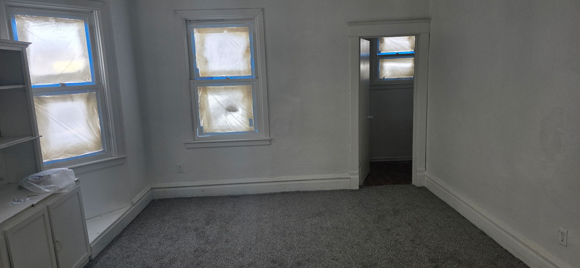 506 Spring Street Peoria, IL 61603 - Photo 6 of 9 an empty room that has a window