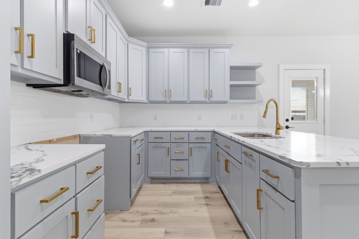 7040 Kinney Street Houston, TX 77087 - Photo 2 of 47