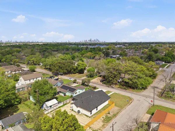 $2,600 | 7040 Kinney Street, Houston, TX 77087