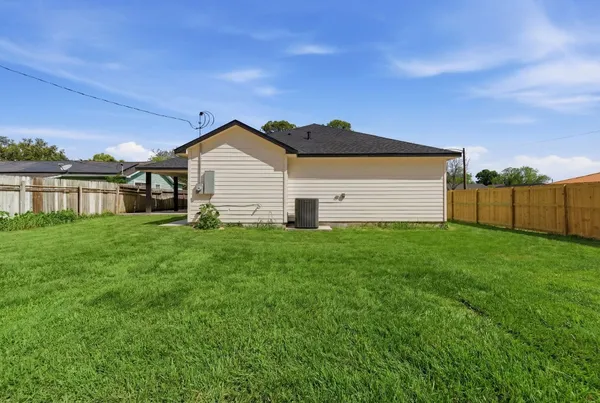 $2,600 | 7040 Kinney Street, Houston, TX 77087