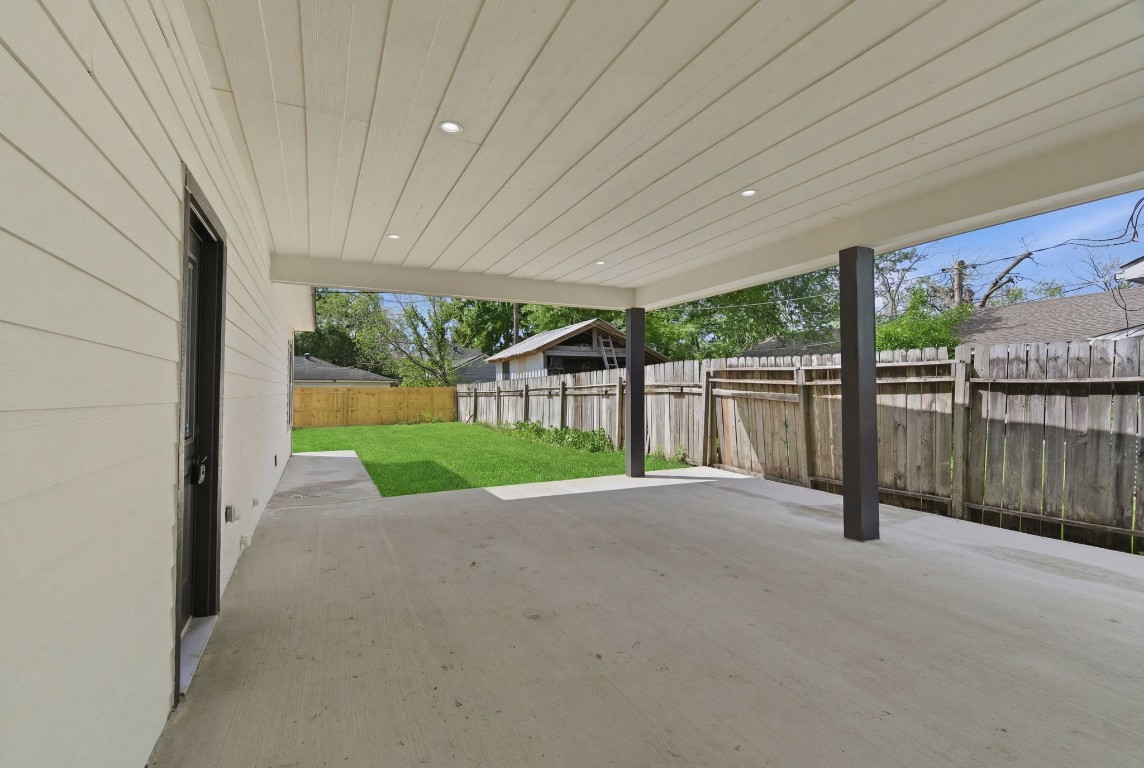 7040 Kinney Street Houston, TX 77087 - Photo 5 of 47