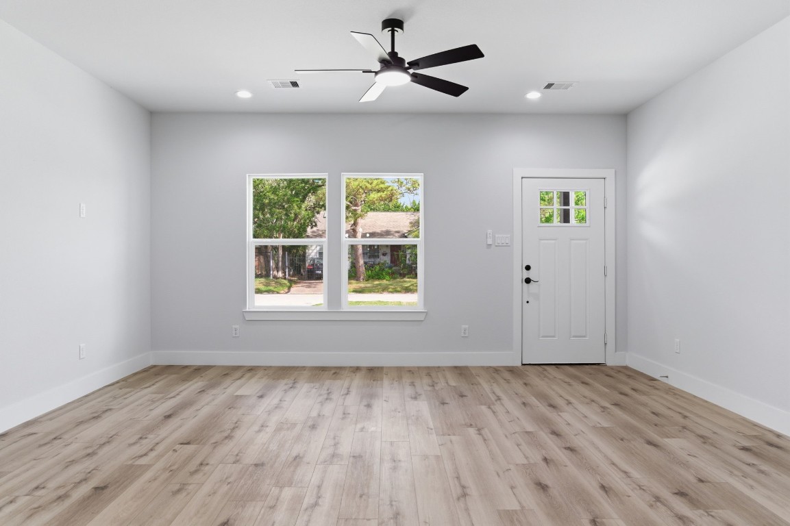 7040 Kinney Street Houston, TX 77087 - Photo 7 of 47