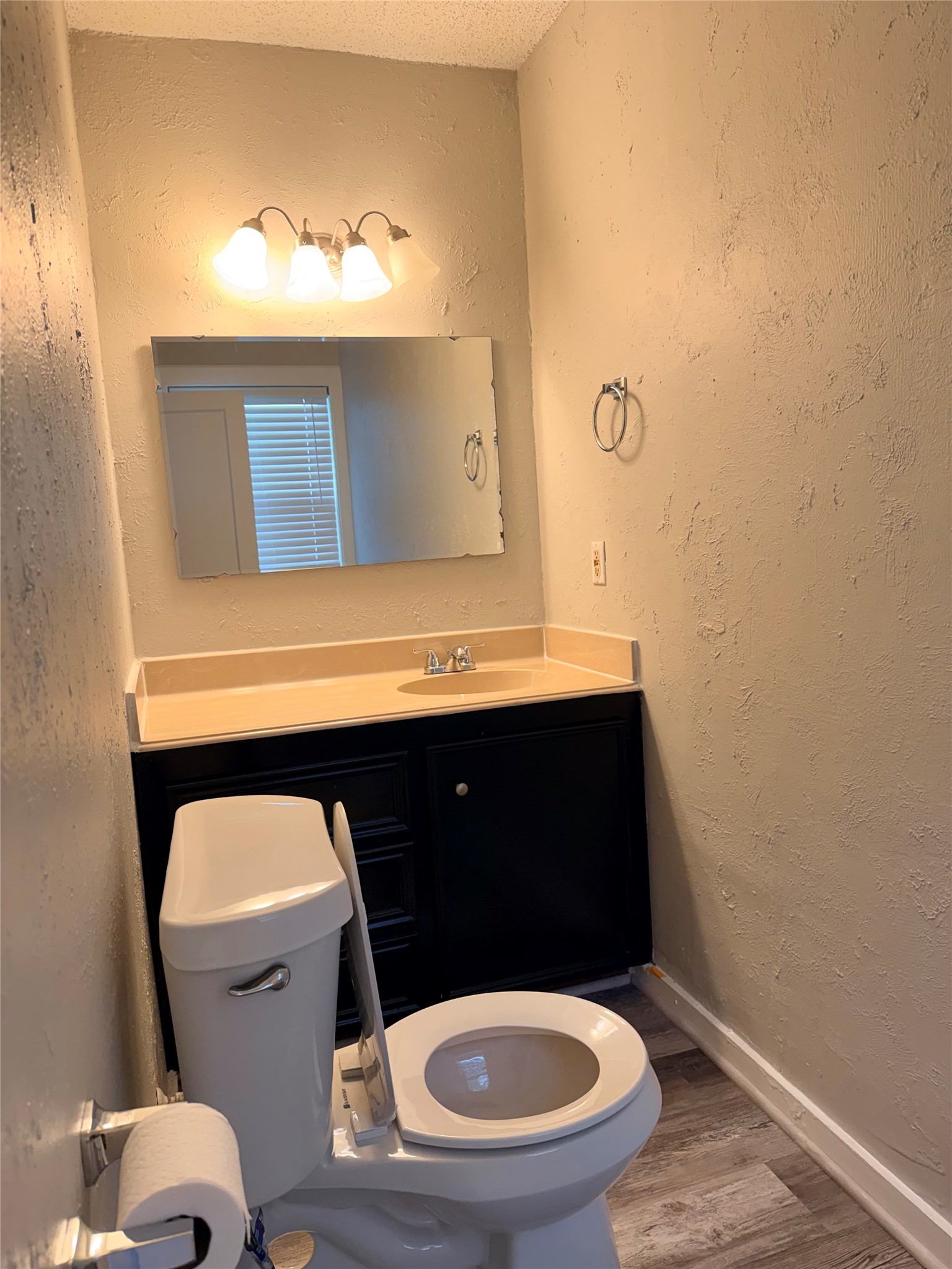 5003 Terry Street Houston, TX 77009 - Photo 17 of 21 Half bath