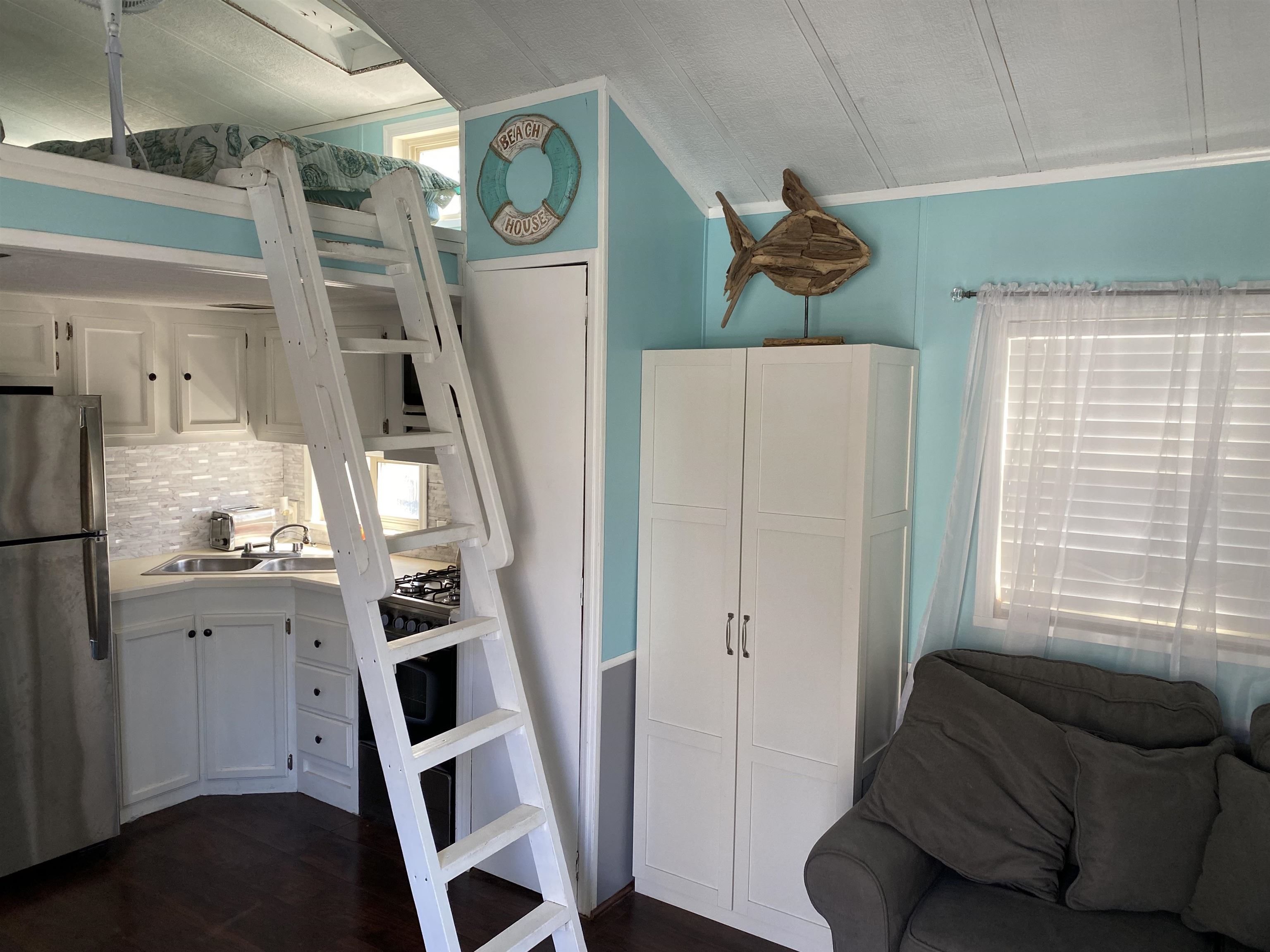 515 Corsons Tavern Road Ocean View, NJ 08230 - Photo 3 of 18 a living room with furniture and a window