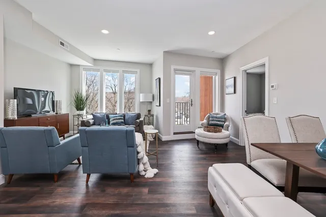 $3,100 | 734 South Street, Unit 4, Boston, MA 02131