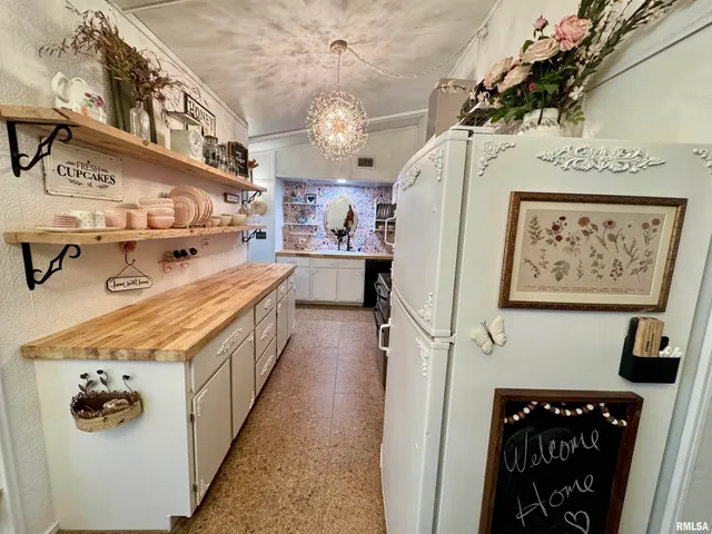 $179,999 | 1401 12th Avenue, Viola, IL 61486