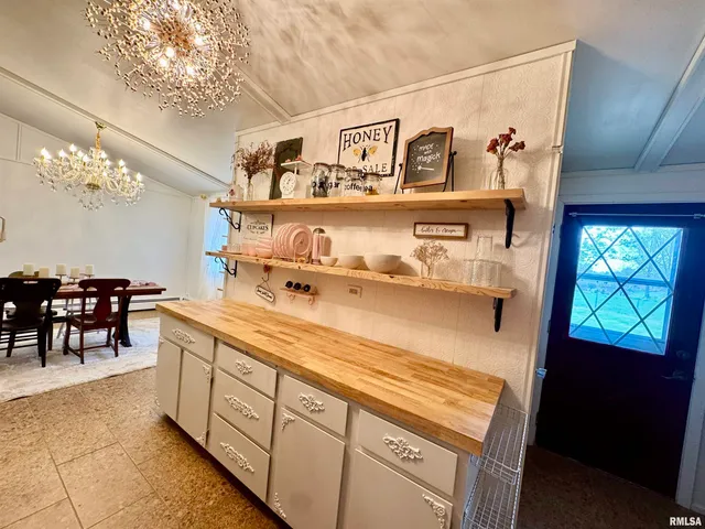 $179,999 | 1401 12th Avenue, Viola, IL 61486