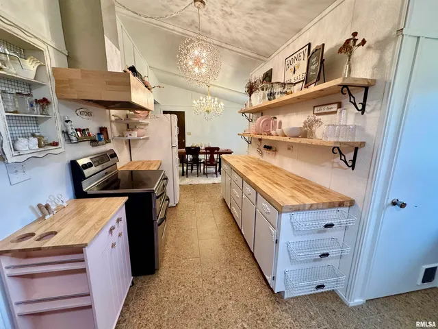 $179,999 | 1401 12th Avenue, Viola, IL 61486