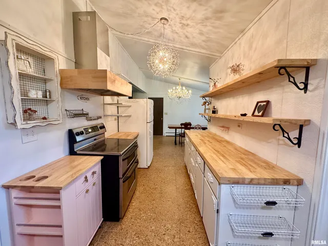 $179,999 | 1401 12th Avenue, Viola, IL 61486