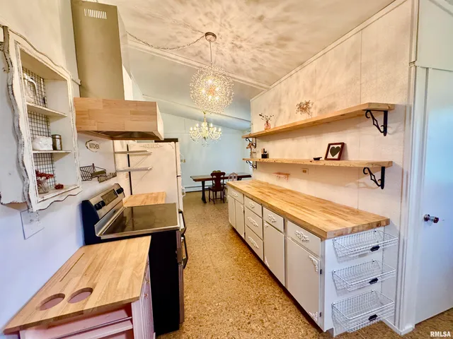 $179,999 | 1401 12th Avenue, Viola, IL 61486