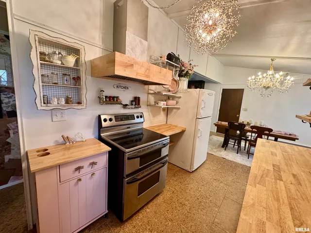 $179,999 | 1401 12th Avenue, Viola, IL 61486