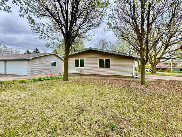 $179,999 | 1401 12th Avenue, Viola, IL 61486