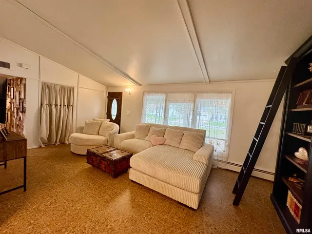 $179,999 | 1401 12th Avenue, Viola, IL 61486