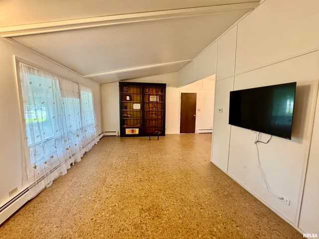 $179,999 | 1401 12th Avenue, Viola, IL 61486