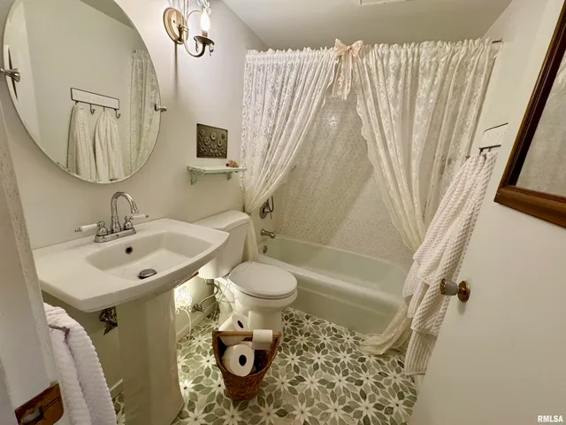 $179,999 | 1401 12th Avenue, Viola, IL 61486