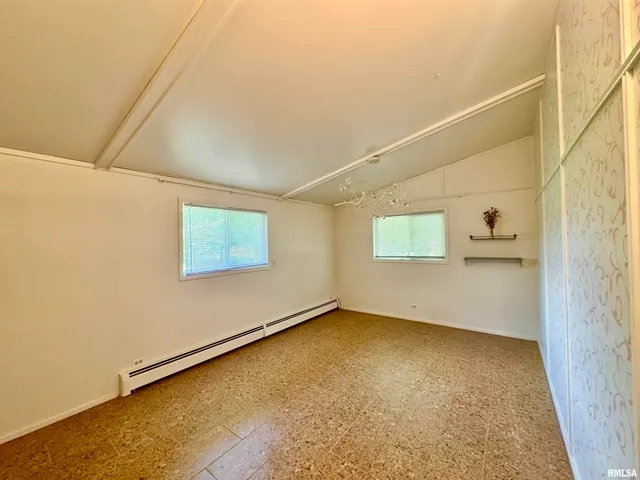 $179,999 | 1401 12th Avenue, Viola, IL 61486