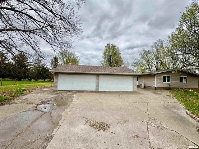 $179,999 | 1401 12th Avenue, Viola, IL 61486