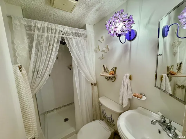 $179,999 | 1401 12th Avenue, Viola, IL 61486