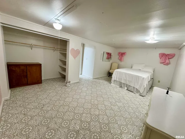 $179,999 | 1401 12th Avenue, Viola, IL 61486