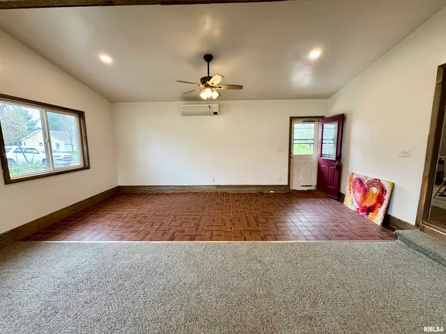 $179,999 | 1401 12th Avenue, Viola, IL 61486