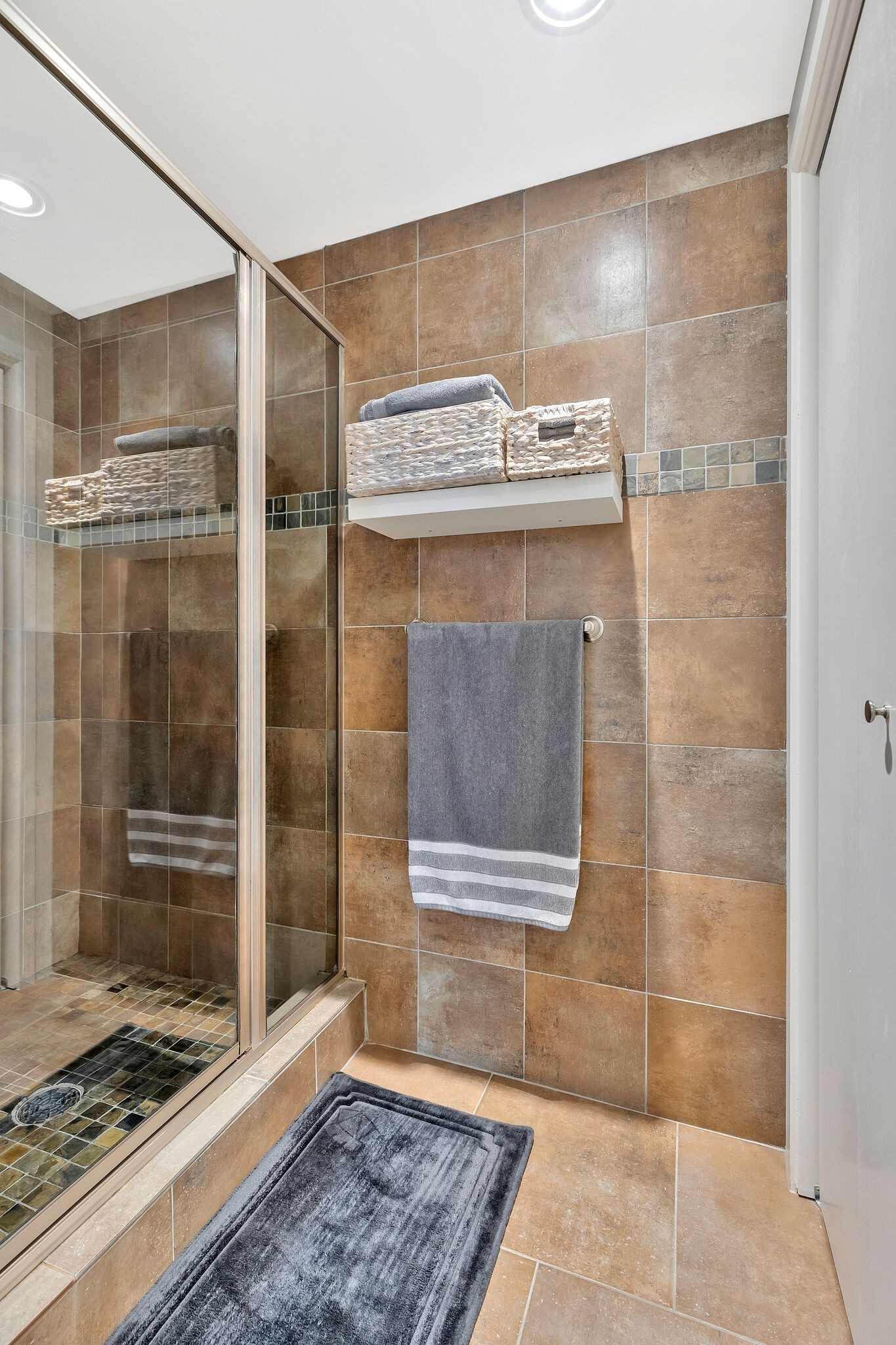 11 Music Square East, Unit 203 Nashville, TN 37203 - Photo 19 of 26 a bathroom with a shower