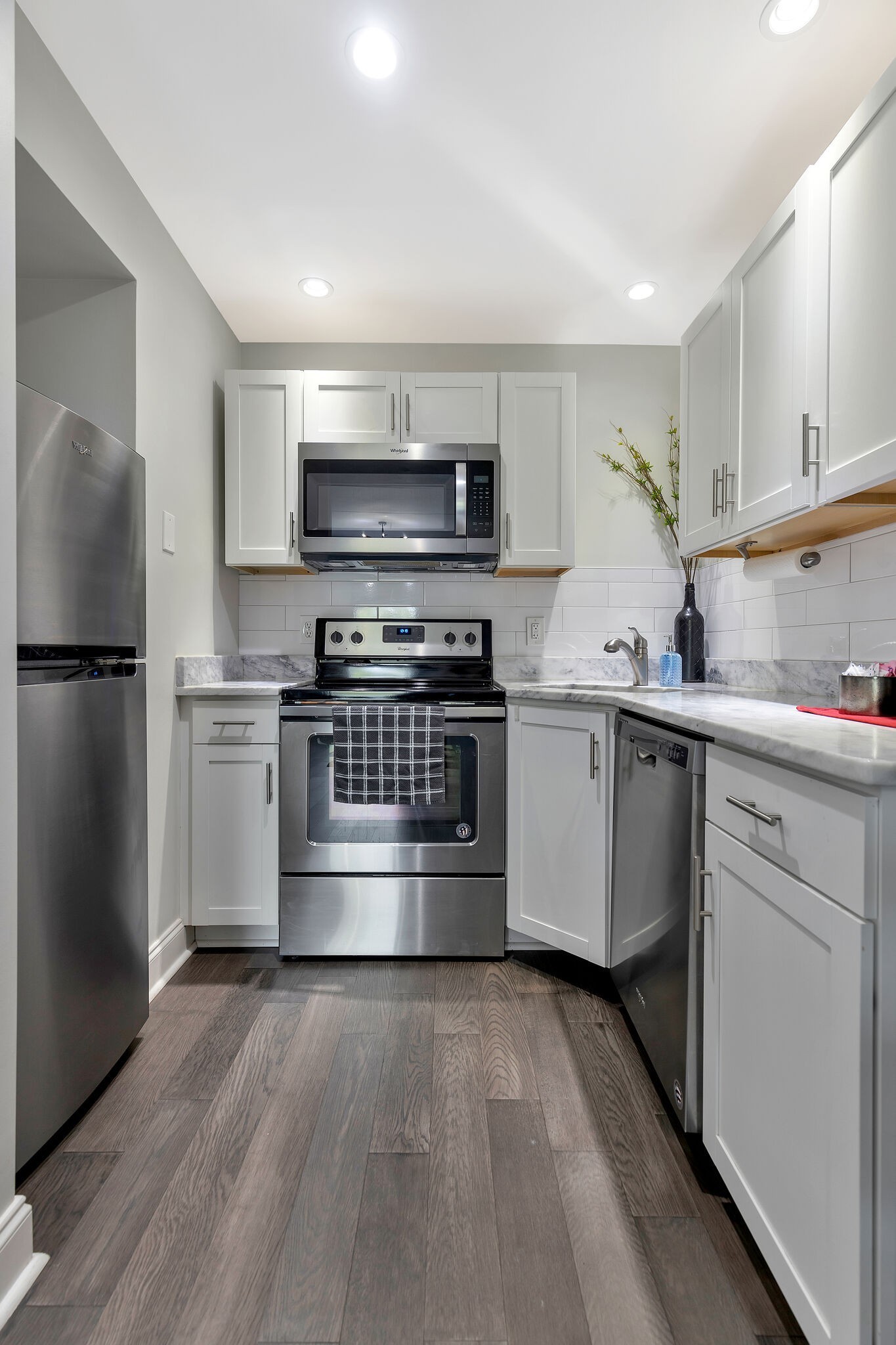 11 Music Square East, Unit 203 Nashville, TN 37203 - Photo 9 of 26 a kitchen with a stove top oven and refrigerator