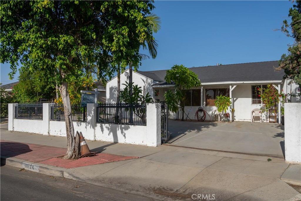 a view of a house with backyard and a tree