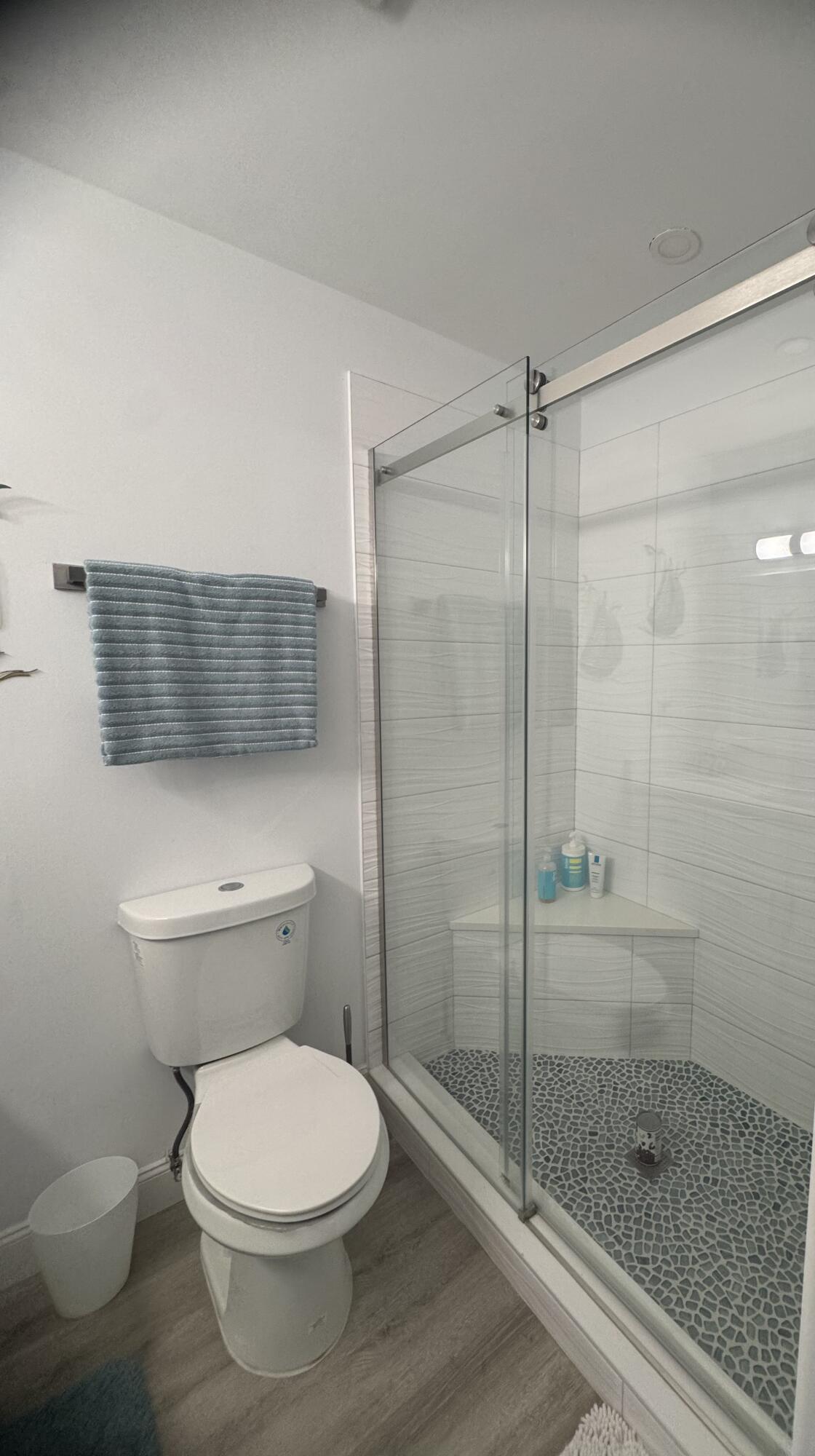 404 High Point Boulevard Delray Beach, FL 33445 - Photo 8 of 18 Guest Bathroom