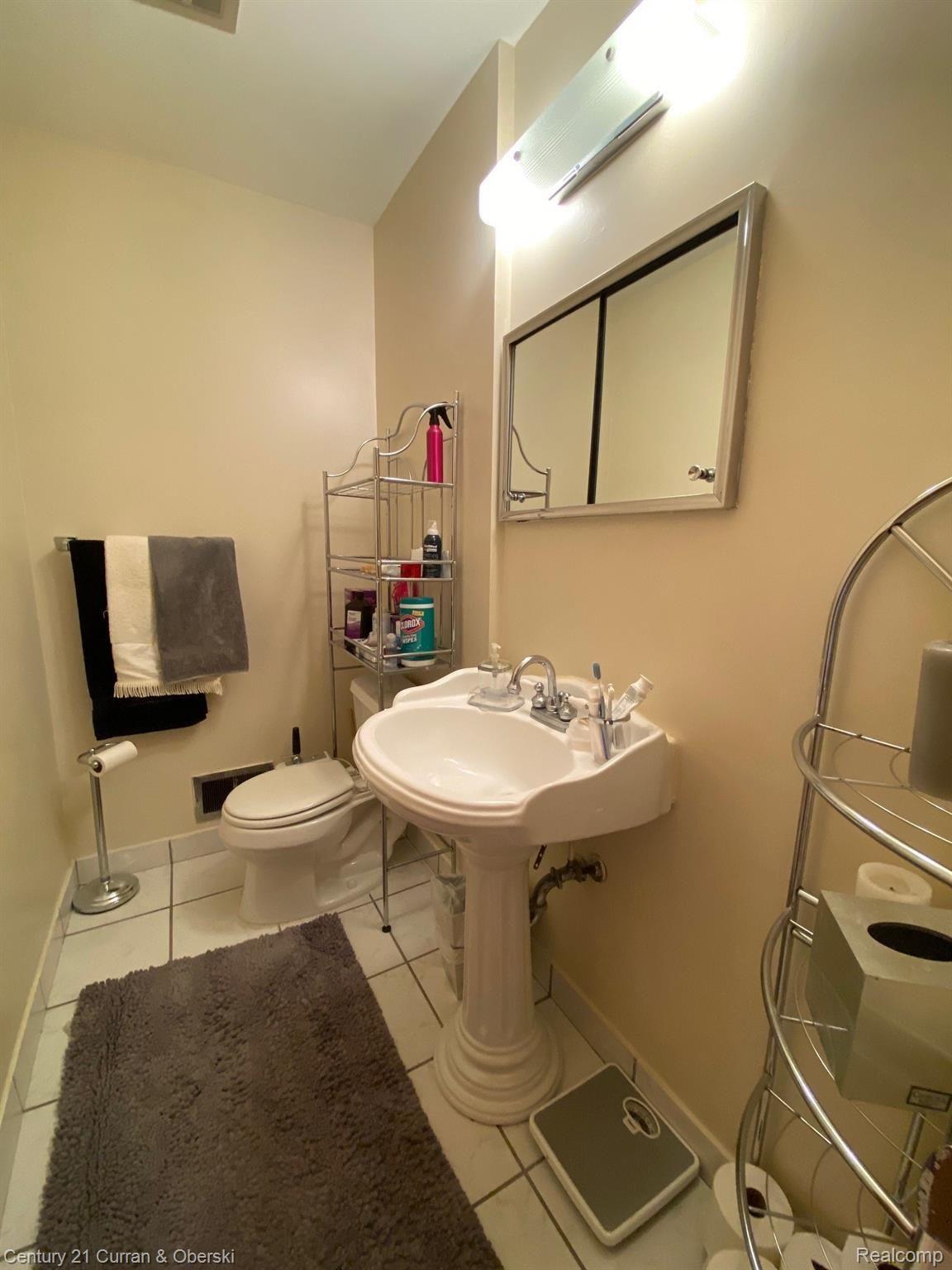 636 Inkster Road Dearborn Heights, MI 48127 - Photo 13 of 22 2F07B1B9-1151-4388-A0CC-3B296171A245.jpeg