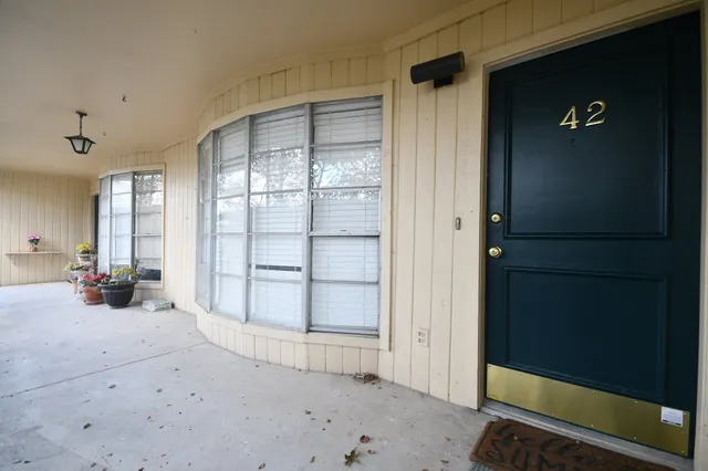 a view of empty room with window