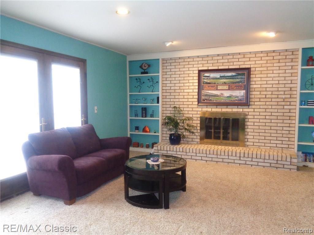 35235 Spring Hill Road Farmington, MI 48331 - Photo 9 of 28 VERY LIGHT & SPACIOUS FAMILY ROOM