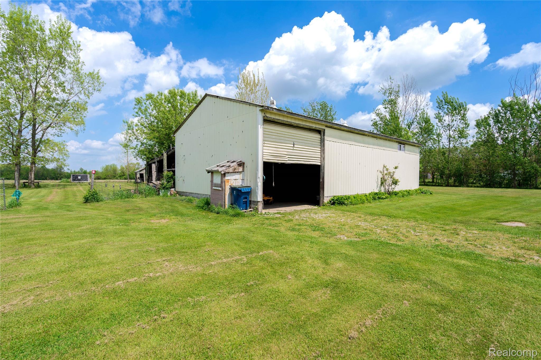 4206 Gd Blanc Road Swartz Creek, MI 48473 - Photo 33 of 41 View of garage