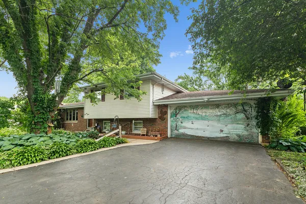 $330,000 | 520 East Joliet Highway, New Lenox, IL 60451