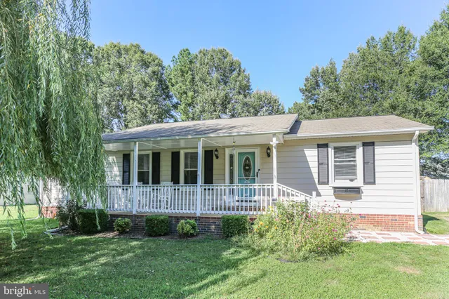 a view of house with a yard