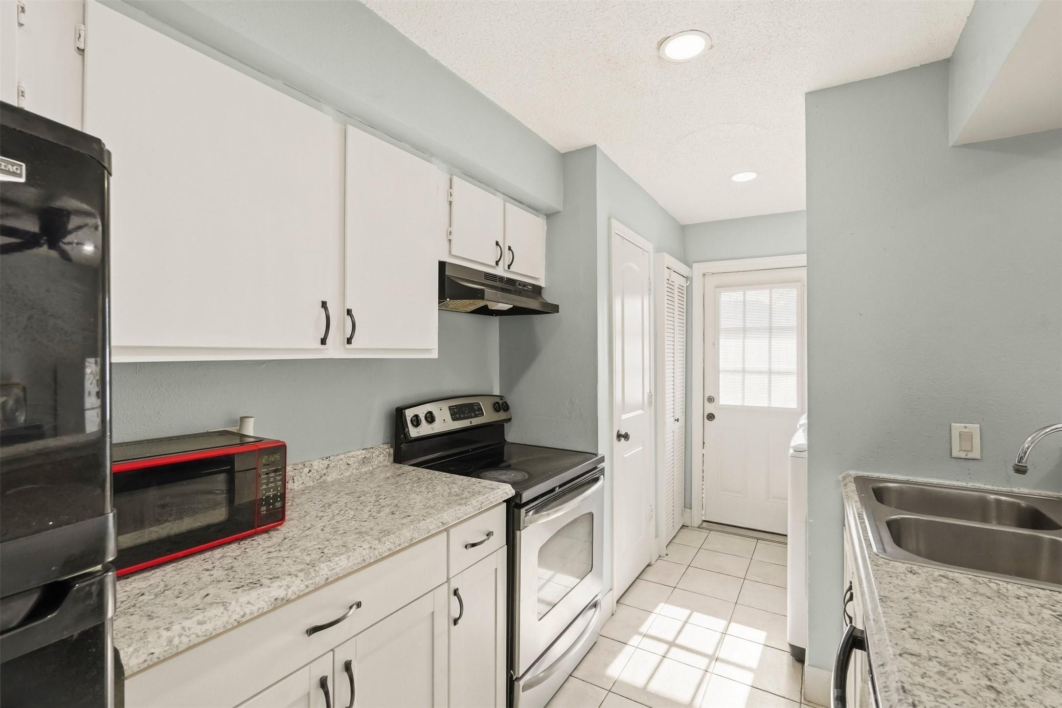 9458 Neuens Road, Unit 9458 Houston, TX 77080 - Photo 6 of 22 Kitchen