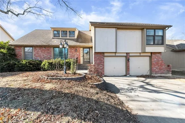 $399,900 | 4070 Southwest Lido Drive, Lee's Summit, MO 64082