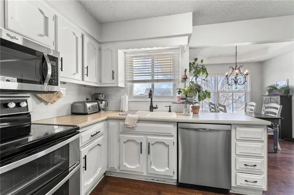 $399,900 | 4070 Southwest Lido Drive, Lee's Summit, MO 64082